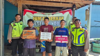 TUTURPEDIA - Polsek Kunduran Tebar Kepedulian Lewat “Jumat Berkah”, Warga Sambiroto Tersentuh