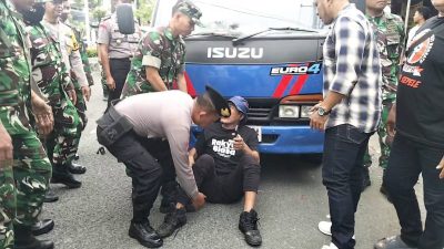 Jelang Demo 13 Mei di Mapolres Pati, Aparat dan Pentolan AMPB Terlibat Cekcok Saat Penertiban Posko! 3 TUTURPEDIA - Jelang Demo 13 Mei di Mapolres Pati, Aparat dan Pentolan AMPB Terlibat Cekcok Saat Penertiban Posko!