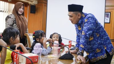 Kunjungi Gubernuran, Anak-anak TK Belajar Pekerjaan Bidang Pemerintahan Langsung dari Wagub Taj Yasin 3 TUTURPEDIA - Kunjungi Gubernuran, Anak-anak TK Belajar Pekerjaan Bidang Pemerintahan Langsung dari Wagub Taj Yasin