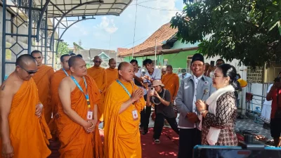 Potret Indahnya Toleransi di Semarang: Saat Rombongan Biksu Thudong Singgah dan Disambut Hangat di Masjid Al Falah