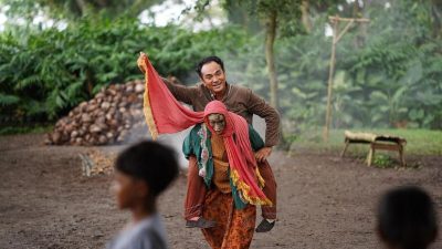 Badut Gendong: 'Joker' dengan Sentuhan Kultur. Paduan niat 'Kotor' dalam Kisah Getir dan Aksi nan Gahar 7 TUTURPEDIA - Badut Gendong: 'Joker' dengan Sentuhan Kultur. Paduan niat 'Kotor' dalam Kisah Getir dan Aksi nan Gahar