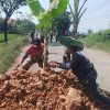 BLORA BUKAN ANAK TIRI! Kecewa Respons “Menyepelekan” Ahmad Luthfi, Warga Blokade Jalan Provinsi dan Hadiahi Kartu Kuning!