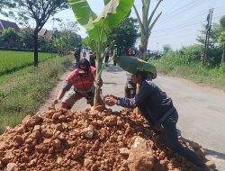 BLORA BUKAN ANAK TIRI! Kecewa Respons “Menyepelekan” Ahmad Luthfi, Warga Blokade Jalan Provinsi dan Hadiahi Kartu Kuning!