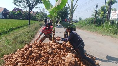 BLORA BUKAN ANAK TIRI! Kecewa Respons "Menyepelekan" Ahmad Luthfi, Warga Blokade Jalan Provinsi dan Hadiahi Kartu Kuning! 12 TUTURPEDIA - BLORA BUKAN ANAK TIRI! Kecewa Respons "Menyepelekan" Ahmad Luthfi, Warga Blokade Jalan Provinsi dan Hadiahi Kartu Kuning!