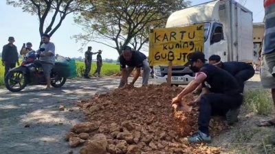 Sindir Jalan Rusak Randublatung-Cepu, Adit: "Wong Meteng Iso Brojol Ndisek!" 3 TUTURPEDIA - Sindir Jalan Rusak Randublatung-Cepu, Adit: "Wong Meteng Iso Brojol Ndisek!"