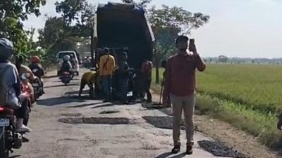 Jalan Viral Randublatung–Cepu Akhirnya Diperbaiki, Pemprov Jateng Gelontorkan Hampir Rp34 Miliar 3 TUTURPEDIA - Jalan Viral Randublatung–Cepu Akhirnya Diperbaiki, Pemprov Jateng Gelontorkan Hampir Rp34 Miliar