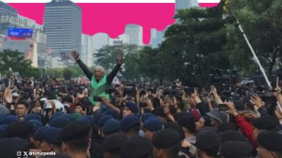 Meski Tertahan Barikade Aparat, Ribuan Massa Tetap Padati Bundaran HI dan Bawa 5 Tuntutan Keras untuk Pemerintah 3 TUTURPEDIA - Meski Tertahan Barikade Aparat, Ribuan Massa Tetap Padati Bundaran HI dan Bawa 5 Tuntutan Keras untuk Pemerintah