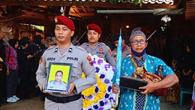 Kapolres Blora, Pimpin Langsung Upacara Pemakaman Aipda Dwi Wahyudi 3 TUTURPEDIA - Kapolres Blora, Pimpin Langsung Upacara Pemakaman Aipda Dwi Wahyudi