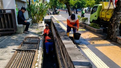 Wali Kota Agustina Antisipasi Genangan di Simpang Lima, DPU Intensifkan Pembersihan Drainase 3 TUTURPEDIA - Wali Kota Agustina Antisipasi Genangan di Simpang Lima, DPU Intensifkan Pembersihan Drainase
