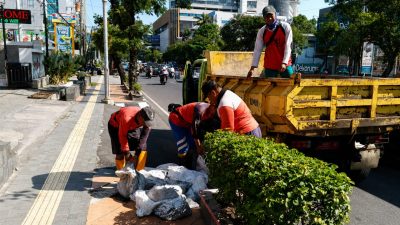 Wali Kota Agustina Antisipasi Genangan di Simpang Lima, DPU Intensifkan Pembersihan Drainase 4 TUTURPEDIA - Wali Kota Agustina Antisipasi Genangan di Simpang Lima, DPU Intensifkan Pembersihan Drainase