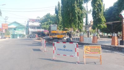 Warga Blora Harap Waspada! Kawasan Alun-Alun Sedang Ada Perbaikan Saluran Dan Kurangi Kecepatan Saat Berkendara 3 TUTURPEDIA - Warga Blora Harap Waspada! Kawasan Alun-Alun Sedang Ada Perbaikan Saluran Dan Kurangi Kecepatan Saat Berkendara