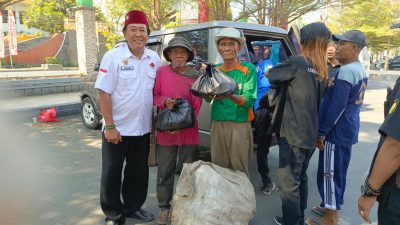 Sentuhan Kepedulian di Hari Jadi ke-285, LP3 Rembang Berbagi Sembako dan Doa di Pusara Adipati 3 TUTURPEDIA - Sentuhan Kepedulian di Hari Jadi ke-285, LP3 Rembang Berbagi Sembako dan Doa di Pusara Adipati
