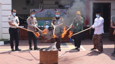 Hadiri Pemusnahan Barbuk, Karutan Baru Rembang Perkuat Sinergi 3 TUTURPEDIA - Hadiri Pemusnahan Barbuk, Karutan Baru Rembang Perkuat Sinergi