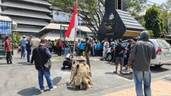 TUTURPEDIA - Logo ESDM Diseret di Aspal: Mat Tohek Aksi Jalan Miring Teriakkan “Save Ungaran, Save Lawu!”