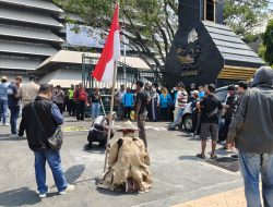 Logo ESDM Diseret di Aspal: Mat Tohek Aksi Jalan Miring Teriakkan “Save Ungaran, Save Lawu!”