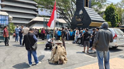 TUTURPEDIA - Logo ESDM Diseret di Aspal: Mat Tohek Aksi Jalan Miring Teriakkan “Save Ungaran, Save Lawu!”