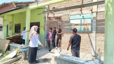 Sidak SDN 1 Sumberjo, DPRD Rembang Temukan Kayu Keropos dan Semen Rapuh 3 TUTURPEDIA - Sidak SDN 1 Sumberjo, DPRD Rembang Temukan Kayu Keropos dan Semen Rapuh