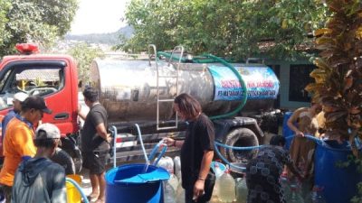 TUTURPEDIA - Kemarau Mengeringkan Sumur, MCN Kirim 15 Tangki Air Bersih untuk Warga Bogorejo