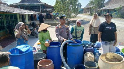 Kemarau Makin Terasa, Polsek Kunduran Salurkan Air Bersih ke Warga Cowekan: Kapolsek Ingatkan Jangan Sepelekan Kesulitan Air 3 TUTURPEDIA - Kemarau Makin Terasa, Polsek Kunduran Salurkan Air Bersih ke Warga Cowekan: Kapolsek Ingatkan Jangan Sepelekan Kesulitan Air