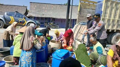 Kemarau Makin Terasa, Polsek Kunduran Salurkan Air Bersih ke Warga Cowekan: Kapolsek Ingatkan Jangan Sepelekan Kesulitan Air 4 TUTURPEDIA - Kemarau Makin Terasa, Polsek Kunduran Salurkan Air Bersih ke Warga Cowekan: Kapolsek Ingatkan Jangan Sepelekan Kesulitan Air