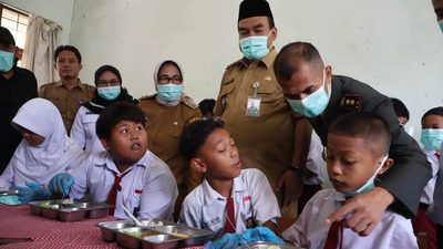 TUTURPEDIA - Blora Masuk 42 Daerah Piloting MBG Prasmanan, Bupati-Wabup Pantau Langsung Antusiasme Siswa