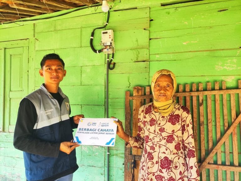 TUTURPEDIA - Dari Menumpang Cahaya Tetangga hingga Menikmati Terang Sendiri, Kilas Balik Kisah Mbah Dapi Mengingatkan Arti Energi Berkeadilan