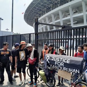 11 Hari Bersepeda Malang-Jakarta, Tangis Pak Midun Pecah di Depan GBK
