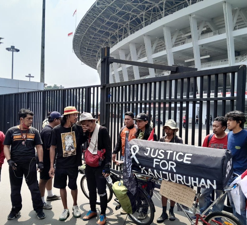 11 Hari Bersepeda Malang-Jakarta, Tangis Pak Midun Pecah di Depan GBK (Foto: Twitter @FaktaSepakbola)