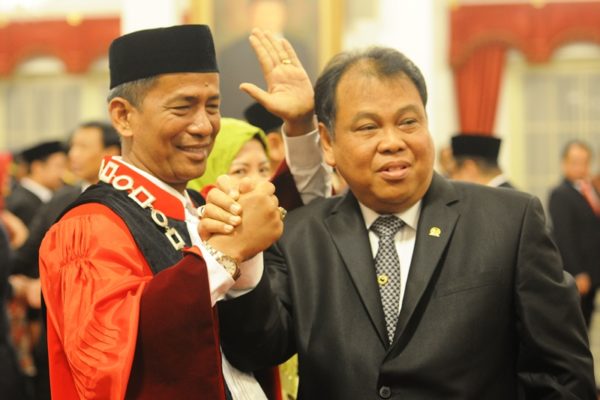 Sosok Hakim sekaligus Wakil Ketua Mahkamah Konstitusi Saldi Isra (kiri). FOTO: Website Sekretariat Kabinet.