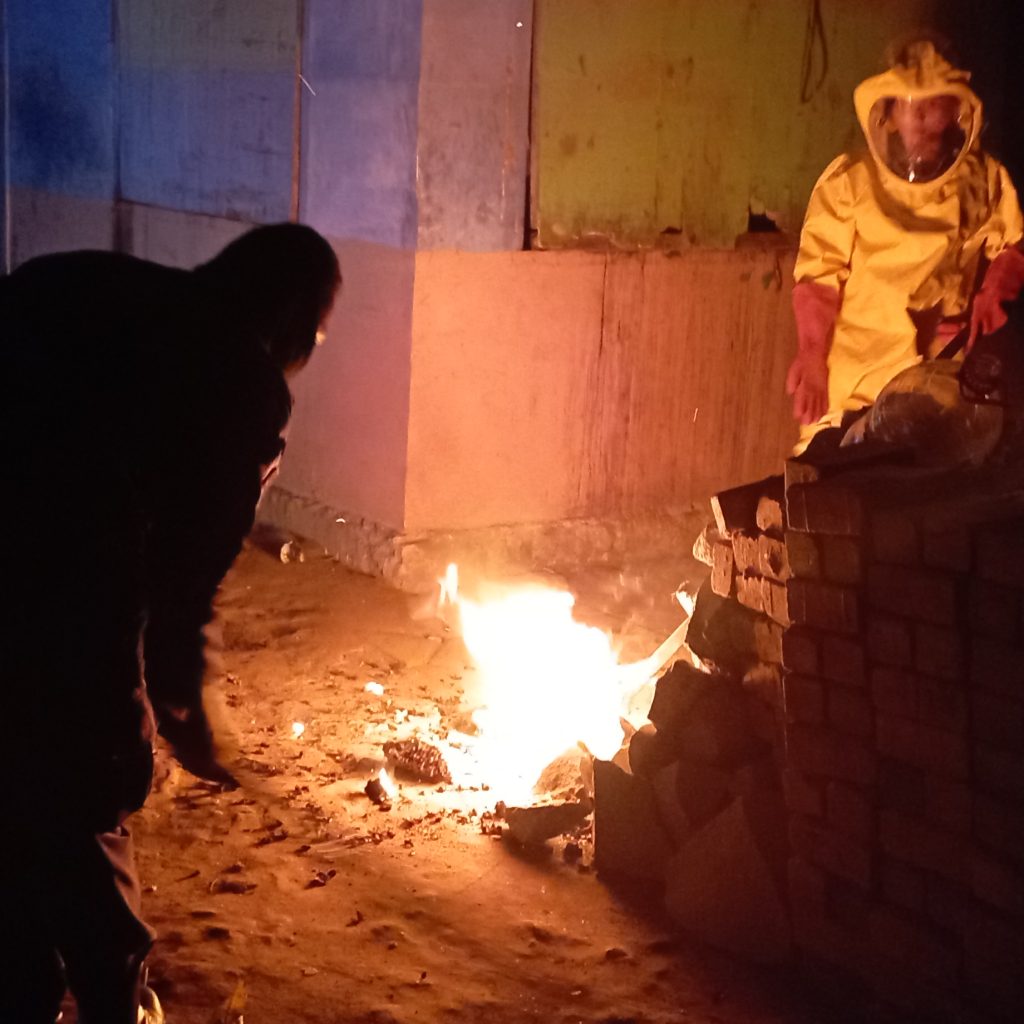 Petugas Damkar basmi sarang tawon besar di Pakuhaji, Tangerang. Foto: Al-Afgani Hidayat.