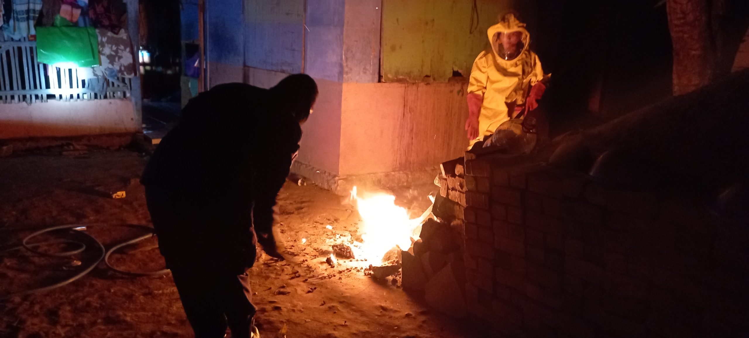 Petugas Damkar basmi sarang tawon besar di Pakuhaji, Tangerang. Foto: Al-Afgani Hidayat.