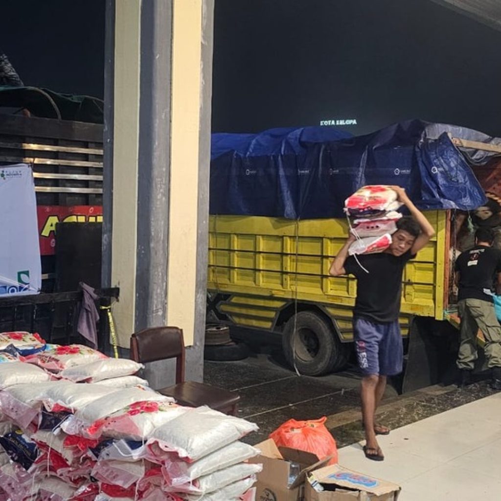 TUTURPEDIA - Posko Induk Tanggap Darurat Banjir dan Longsor Sulsel Terima Bantuan 40 Ton Beras dari Pemerintah Pusat