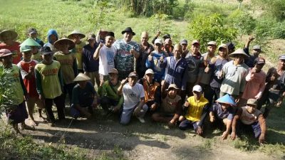 TUTURPEDIA - Ini Momen Arief Rohman Lautan Bersama Petani di Dukuh Kalimiri