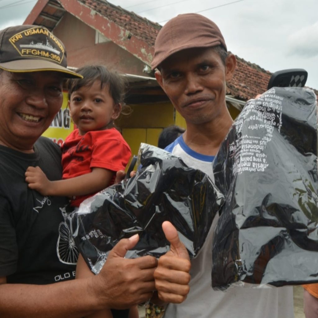 TUTURPEDIA - Dua Warga Ngawen Beruntung, Bisa bersalaman Sekaligus Dapat Kaos dari Jokowi 