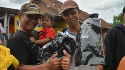 TUTURPEDIA - Dua Warga Ngawen Beruntung, Bisa bersalaman Sekaligus Dapat Kaos dari Jokowi 