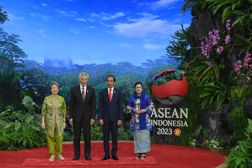 Jokowi sambut kedatangan para pemimpin negara-negara ASEAN di JCC. Foto: Setkab.go.id