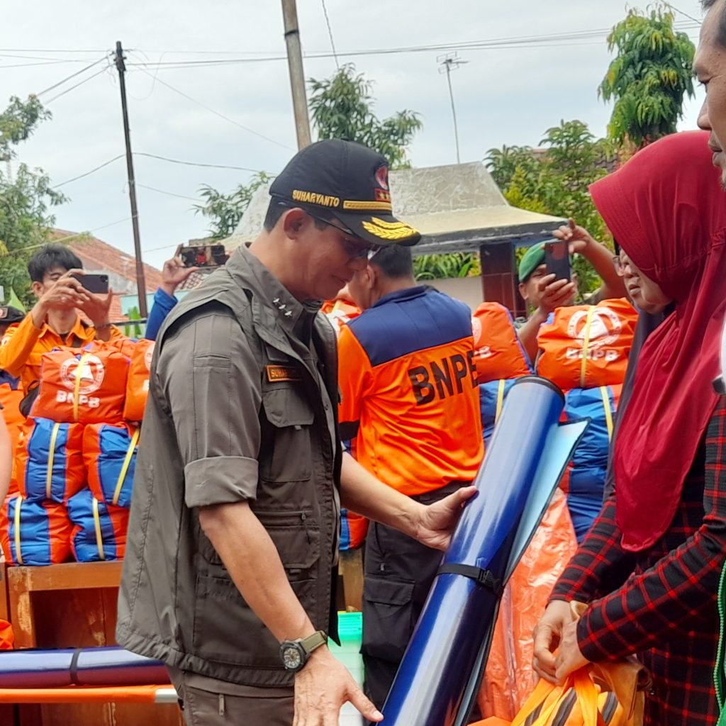 Kepala BNPB Tinjau Lokasi Banjir di Kendal dan Berikan Bantuan Warga Terdampak