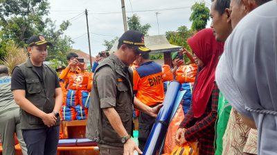 Kepala BNPB Tinjau Lokasi Banjir di Kendal dan Berikan Bantuan Warga Terdampak