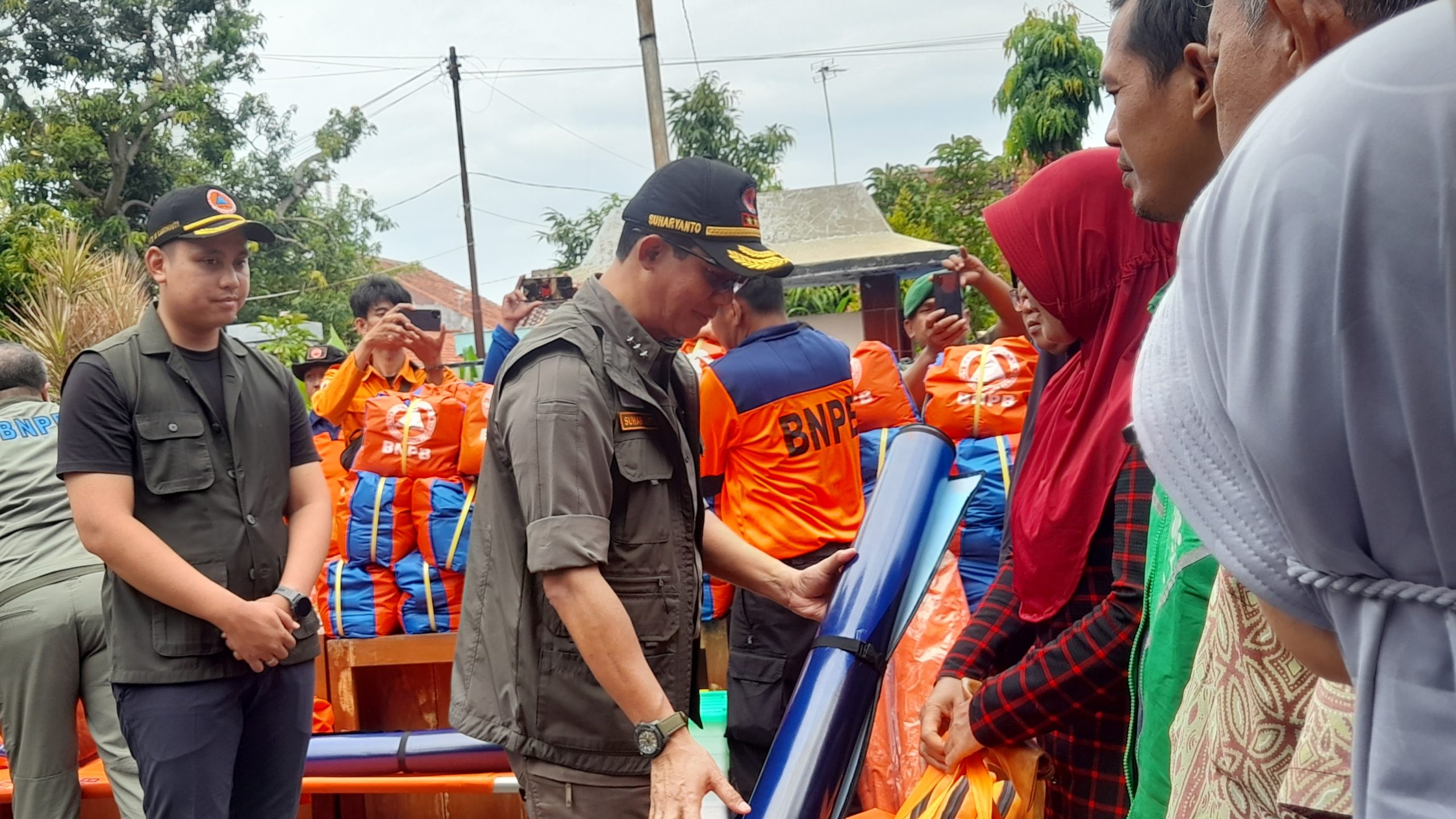 TUTURPEDIA - Kepala BNPB Tinjau Lokasi Banjir di Kendal dan Berikan Bantuan Warga Terdampak