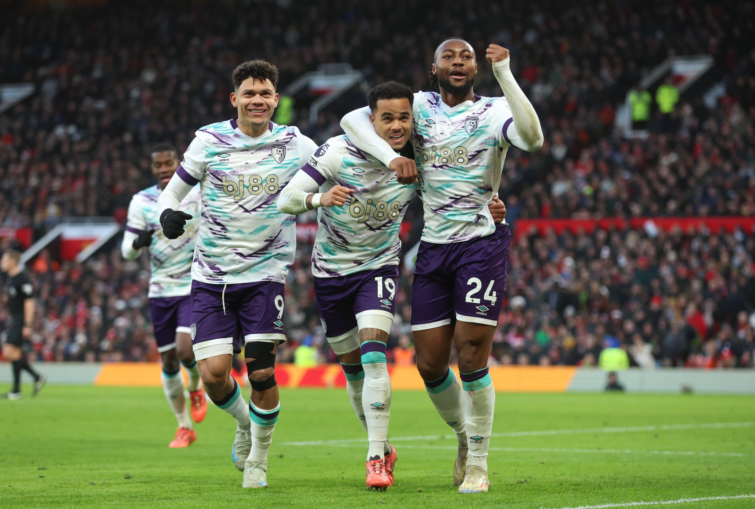 TUTURPEDIA - Rangkuman Matchweek 17 Liga Inggris 2024/25: Hujan Gol di Laga Liverpool vs Spurs, Duo Manchester Hancur Lebur