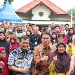 Gubernur Jateng Serahkan 6 Ton Beras untuk Meringankan Beban Warga Rentan