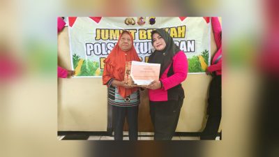 Polsek Kunduran Gelar Jumat Berkah, Bagikan Sembako untuk Warga Kalangrejo