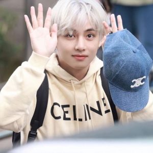 Lirik Lagu Slow Dancing – V BTS, Lengkap dengan Terjemahan Bahasa Indonesia