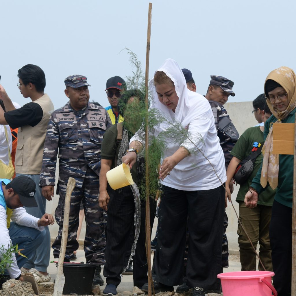 Penanaman bibit tanaman oleh Wali Kota Semarang, Hevearita Gunaryanti Rahayu di Tambak Lorok. Foto: Dok. Pemkot Semarang