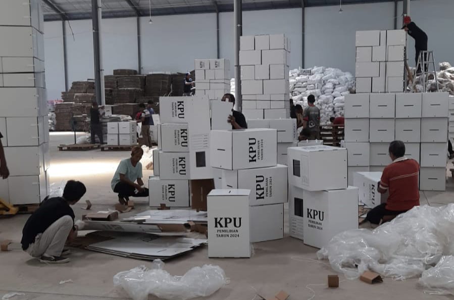 Proses pelipatan kotak suara Pilkada Semarang 2024 oleh KPU. Foto: Dok. Alan Henry