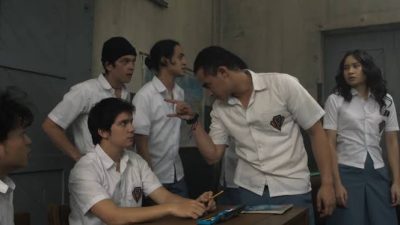 TUTURPEDIA - Rasisme 'Babi', Konflik Penuh 'Apriori', dan Sensasi Tusukan Puluhan 'Duri' dalam Pengepungan di Bukit Duri (Sebuah Review)