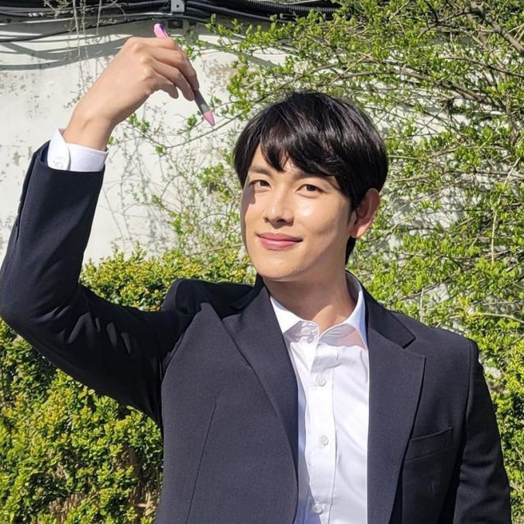 Berikut 5 drakor hits dengan berbagai genre yang dibintangi Im Siwan. Foto: Instagram.com/yim_siwang