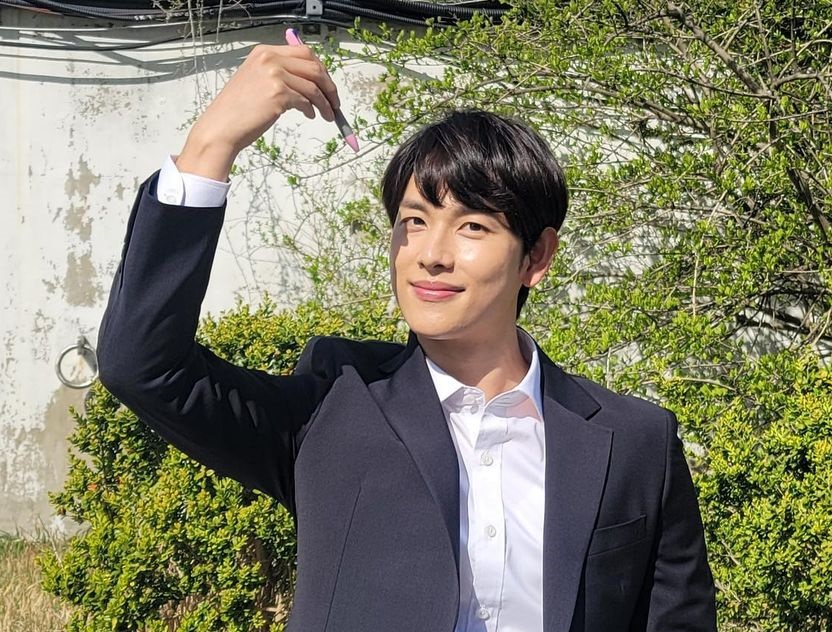 Berikut 5 drakor hits dengan berbagai genre yang dibintangi Im Siwan. Foto: Instagram.com/yim_siwang