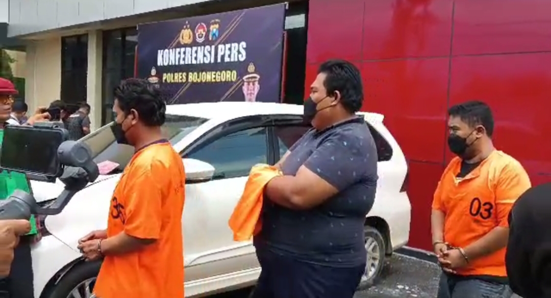 TUTURPEDIA - Lakukan Pemerasan hingga Raup Rp 30 Juta, 5 Oknum Wartawan Diringkus Polres Bojonegoro
