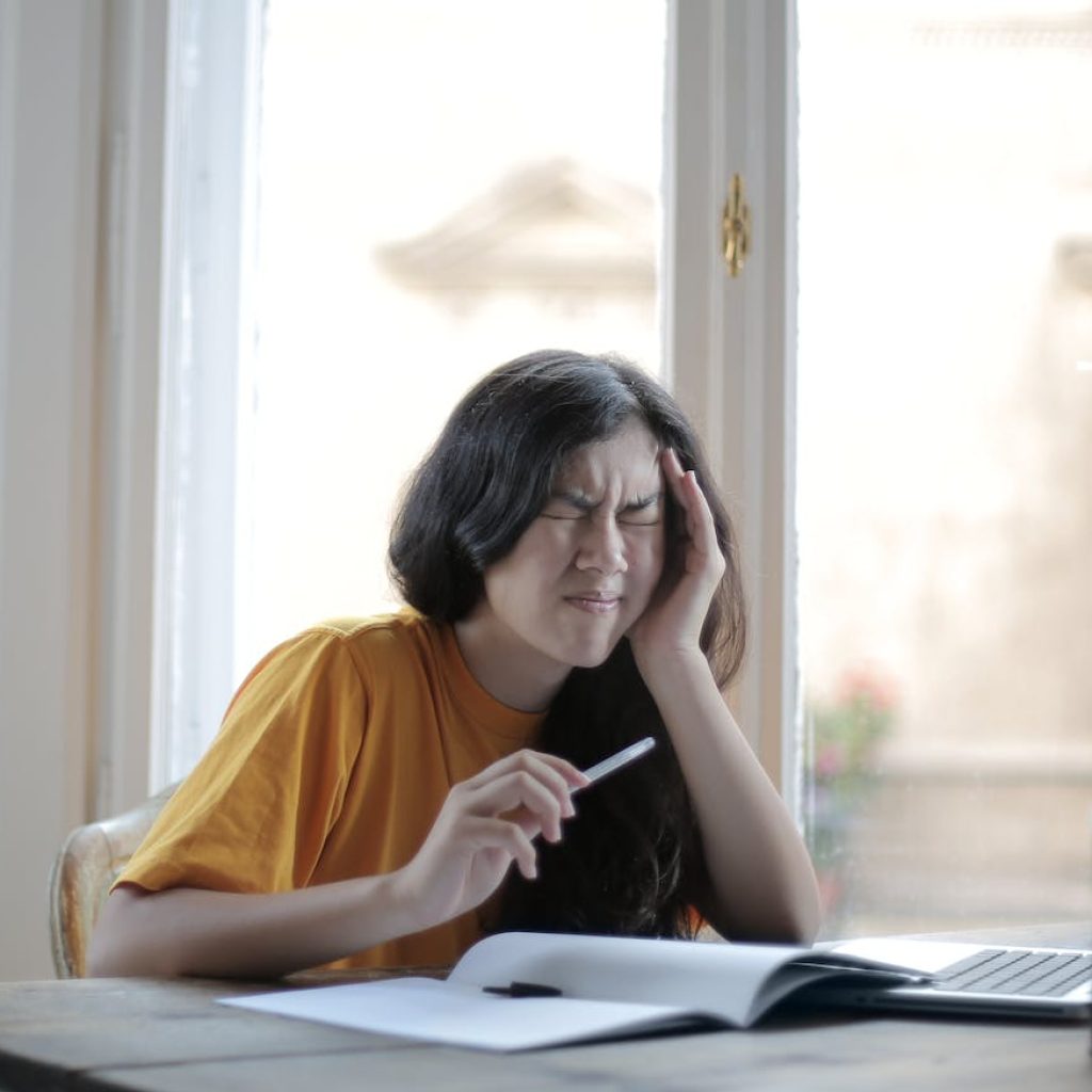 Gejala dan dampak ADHD yang terjadi pada orang dewasa. Foto: Pexels.com/Andrea Piacquadio